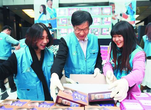 권오준 회장(가운데)과 봉사자들이 지난 2월 24일 서울 강남구 대치동 포스코센터에서 선물 상자를 만들고 있다. 포스코 제공