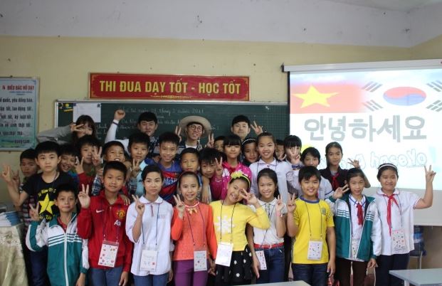 삼천리그룹은 이 회사 해외봉사단이 베트남 낙후지역을 찾아 따뜻한 도움의 손길을 전했다고 4일 밝혔다. 사진은 베트남 아이들이 봉사단을 환영하는 한국어 인사를 준비한 모습. [사진=삼천리 제공]